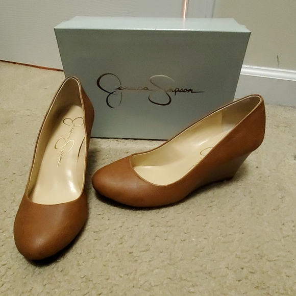 Jessica Simpson Shoes - Like New Jessica Simpson Almond Wedge